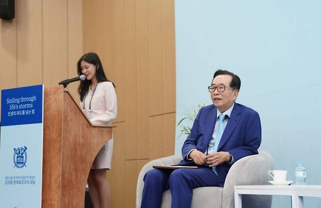김재철 동원그룹 명예회장은 4일 서울 관악구 서울대 중앙도서관에서 열린 '인생의 파도를 넘는 법' 강연에서 학생들의 질문에 답하고 있다.