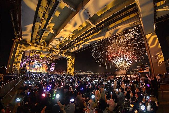 지난 25일 서울 잠수교에서 열린 그룹 세븐틴의 데뷔 10주년 무대. /플레디스엔터