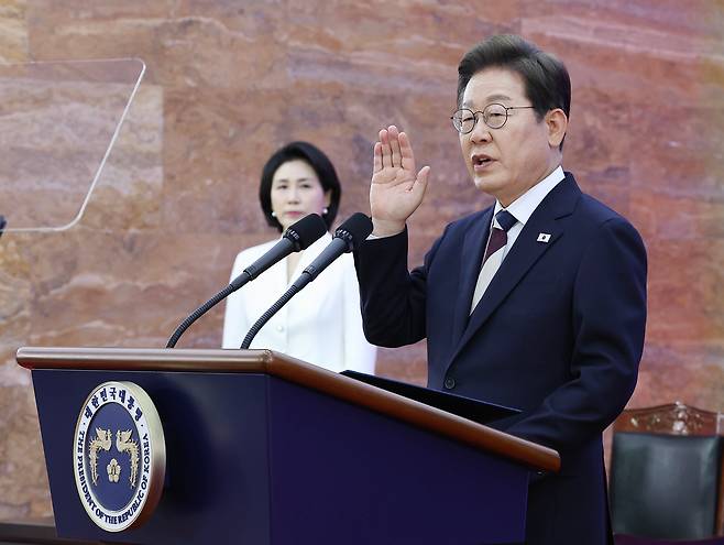 이재명 대통령이 4일 오전 국회 본청 로텐더홀에서 열린 제21대 대통령 취임 선서 행사에서 선서를 하고 있다. 2025.6.4/뉴스1 ⓒ News1 국회사진기자단