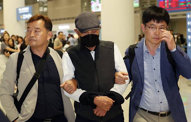 허재호 대주그룹 전 회장이 지난달 27일 오후 뉴질랜드에서 구인돼 인천공항으로 송환되고 있다. /뉴스1