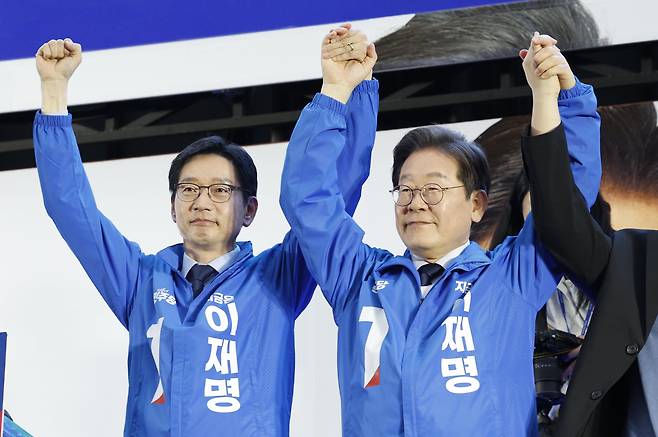 지난 13일 울산 지역 유세에서, 당시 이재명 대통령 후보와 김경수 총괄선대위원장이 함께 지지를 호소하고 있다./뉴스1