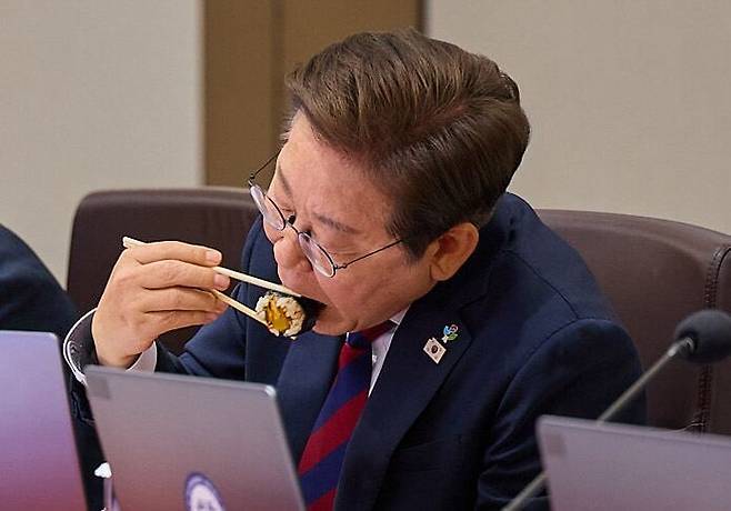 이재명 대통령이 5일 서울 용산구 대통령실 청사에서 열린 국무회의 중 점심으로 김밥을 먹고 있다./대통령실