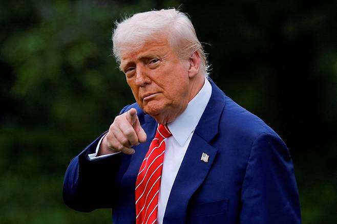 지난 5월 30일(현지시각) 미국 워싱턴 D.C. 백악관에서 도널드 트럼프 대통령이 손가락으로 가리키고 있다. /로이터·연합뉴스