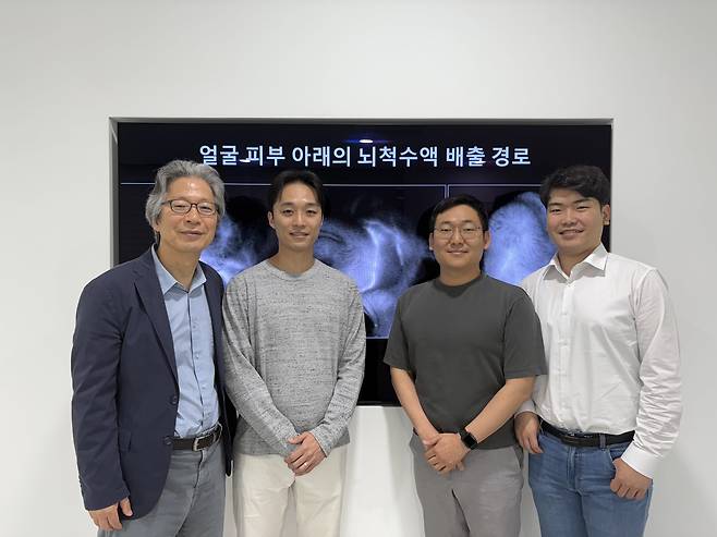 왼쪽부터 고규영 기초과학연구원(IBS) 혈관 연구단장(교신저자), 홍선표 IBS 혈관 연구단 연구위원(공동 제1저자), 진호경 IBS 혈관 연구단 선임연구원(공동 제1저자), 윤진희 IBS 혈관 연구단 선임연구원(공동 제1저자)./IBS