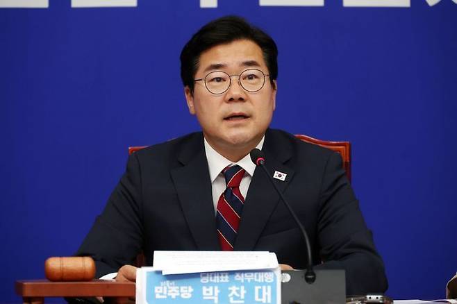 박찬대 더불어민주당 대표직무대행 겸 원내대표가 5일 오전 국회에서 열린 최고위원회의에서 발언하고 있다. ⓒ뉴시스