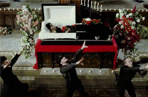 My Chemical Romance ‘Helena’ 뮤직비디오의 한 장면