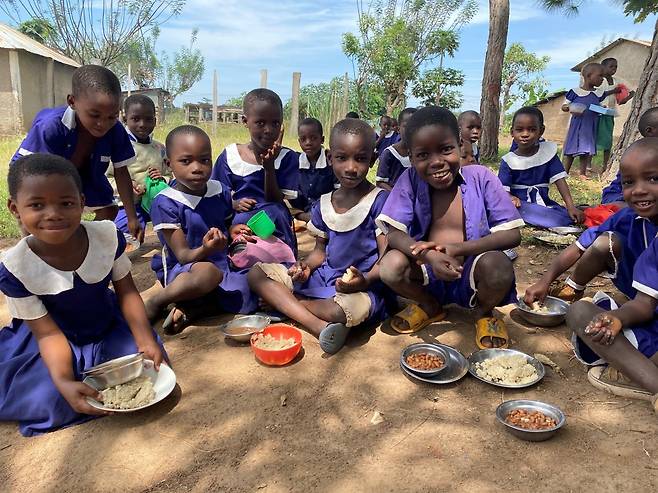 학교 급식을 제공받는 아이들. 사진제공=굿네이버스