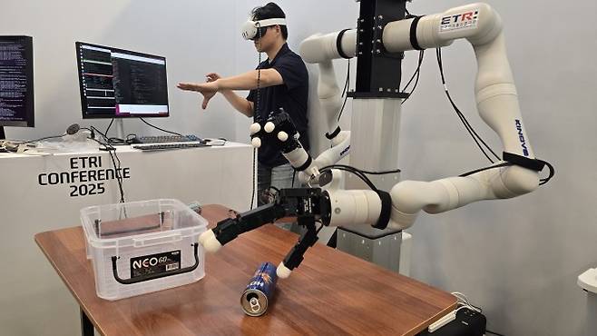 'ETRI 컨퍼런스'에서 공개된 멀티모달 교감형 인공지능(AI) 로봇. ETRI 제공