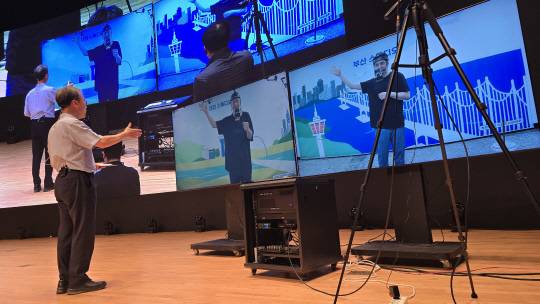 5일 서울 코엑스에서 열린 'ETRI 콘퍼런스 2025'에서 6G 통신을 이용해 서울, 대전, 부산에서 실시간으로 가위바위보 게임을 하고 있다. ETRI 제공