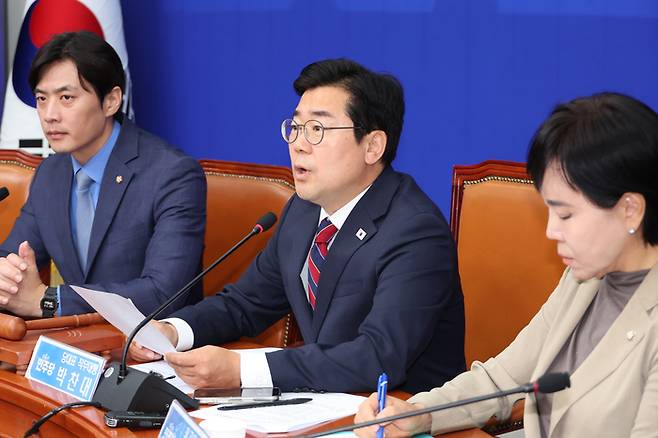 더불어민주당 박찬대 대표 권한대행 겸 원내대표가 5일 서울 여의도 국회에서 열린 최고위원회의에서 발언하고 있다. 연합뉴스