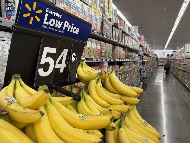 지난달 24일(현지시간) 미국 캘리포니아주 로스앤젤레스 카운티의 월마트 매장에 바나나가 진열되어 있다.신화연합뉴스
