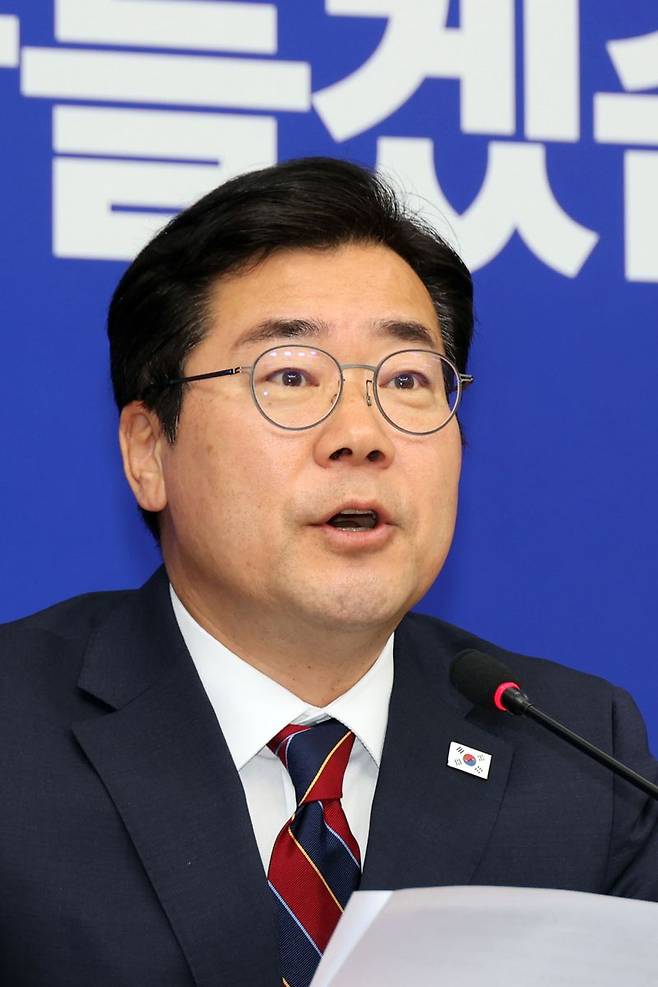 더불어민주당 박찬대 대표직무대행 겸 원내대표가 5일 국회에서 열린 최고위원회의에서 발언하고 있다. 사진=서동일 기자