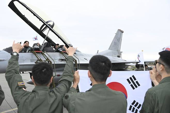 한국시간으로 5일 새벽 2시 공군 충주기지에서 이륙해 약 9시간의 비행을 마치고 미국 현지시간으로 4일 18시 알래스카주 아일슨 기지에 무사히 착륙한 윤해림 소령(전방석)과 김소형 대위(후방석)가 미리 도착한 본대의 환호를 받고 있다. 공군 제공