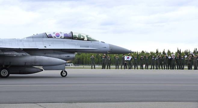 한국시간으로 5일 새벽 2시 공군 충주기지에서 이륙해 약 9시간의 비행을 마치고 미국 현지시간으로 4일 18시 알래스카주 아일슨 기지에 무사히 착륙한 KF-16 편대가 미리 도착한 본대의 환호를 받고 있다. 공군 제공