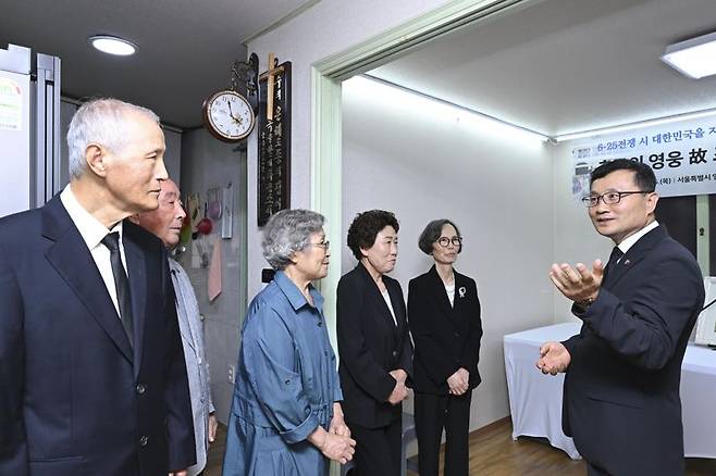 이근원 국방부유해발굴감식단장이 고 조영호 일병의 유가족인 여동생 조순호 씨(85세, 왼쪽에서 세 번째), 큰딸 조한춘 씨(78세, 왼쪽에 다섯 번째)와 작은딸 조한금 씨(75세, 왼쪽에서 네번째)에게 호국의 영웅 귀환 행사의 의미와 고인의 참전경로 등을 설명하고 있다. 국방부 제공