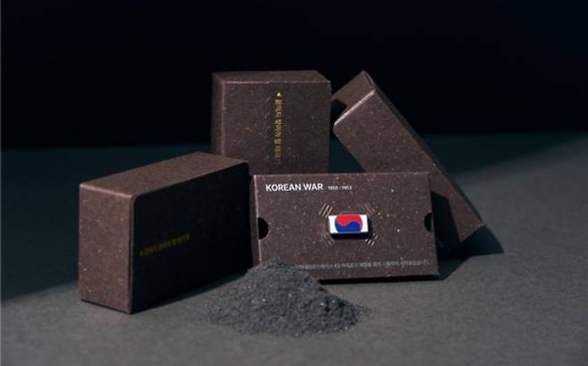 국가보훈부가 국산 K9 자주포 철로 만든 '121723 끝까지 찾아야 할 태극기' 배지. ((사진=국가보훈부)