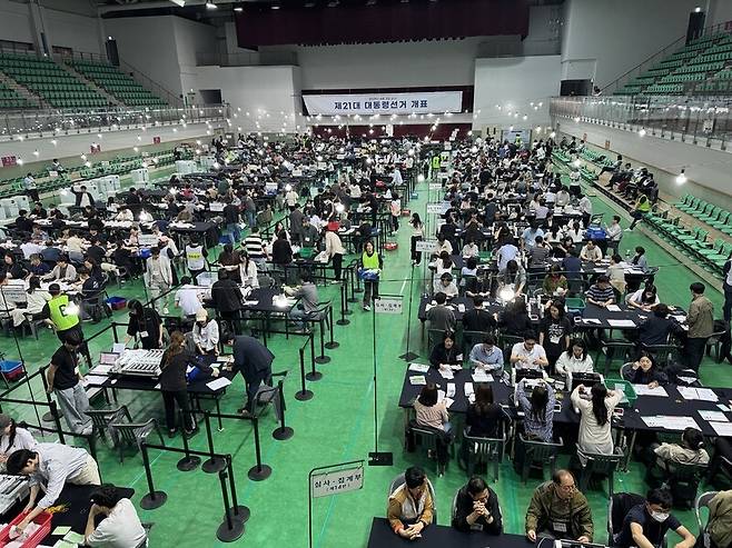 3일 인천 연수구 선학체육관에서 연수구 지역 21대 대통령 선거의 개표가 진행 중이다. 정봉비 기자