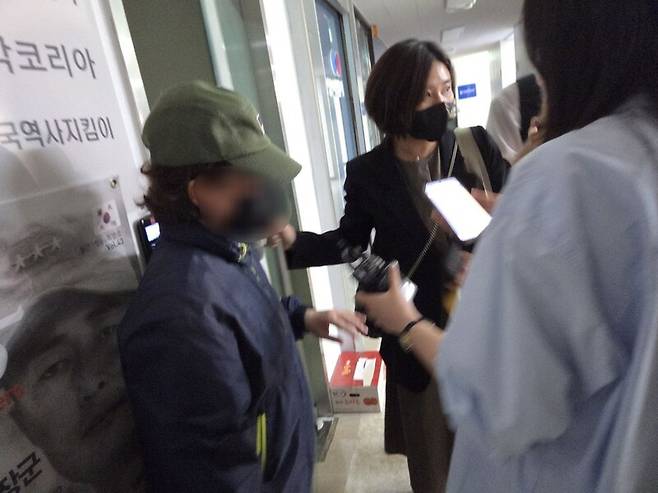 5일 새벽 경찰이 압수수색을 진행 중인 서울 종로구 리박스쿨 사무실에 손효숙 리박스쿨 대표가 모습을 보였다. 박찬희 기자