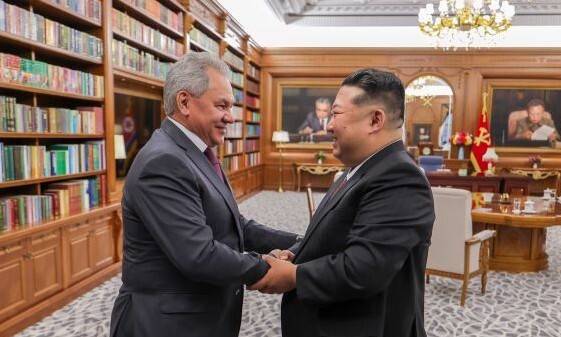 김정은 조선노동당 총비서 겸 국무위원장이 4일 세르게이 쇼이구 러시아 국가안보회의 서기를 만나 양국 관계 및 국제·지역 정세와 관련해 “완전일치한 입장을 확인했다”고 5일 노동신문이 보도했다. 조선중앙통신 연합뉴스