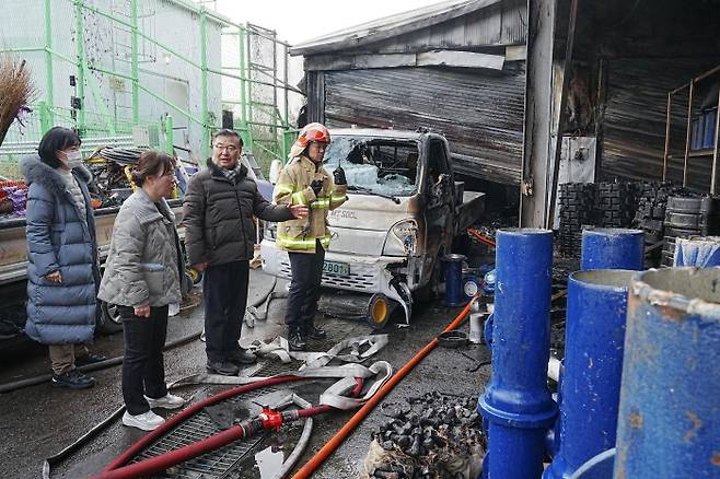 지난 3월 신내동 동부수도사업소 화재 현장에 방문한 류경기 중랑구청장의 모습. 중랑구 제공