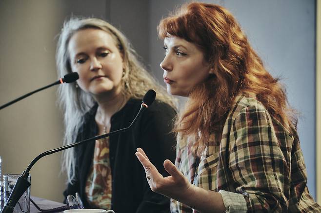 프랑스 소프라노 파트리샤 프티봉(오른쪽)과 아마릴리스 앙상블을 이끄느 지휘자 엘로이즈 가이야르가 지난 4일 ‘한화클래식 2025’ 간담회에서 발언하고 있다. 한화클래식 제공