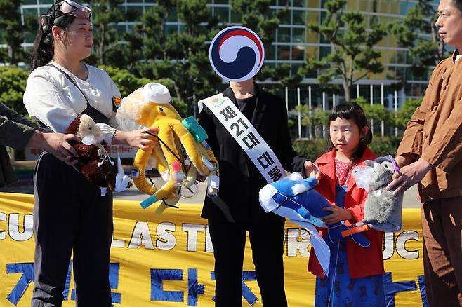 ‘세계 환경의 날’인 5일 ‘플라스틱 문제를 뿌리뽑는 연대’(플뿌리연대) 활동가들이 제주도민들과 함께 새 대통령에게 플라스틱에 오염된 해양생물 인형을 건네는 퍼포먼스를 하고 있다. 플뿌리연대 제공