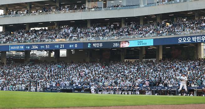 지난 1일 경남 창원엔씨(NC)파크에서 열린 2025 신한 SOL 뱅크 KBO리그 한화 이글스와 엔씨 다이노스 경기에서 1루석 홈팬들이 엔씨를 응원하고 있다. 연합뉴스