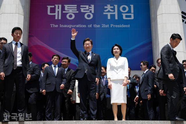 이재명 대통령 내외가 4일 국회 로텐더홀에서 취임선서를 마치고 나와 잔디광장에 모인 시민들을 향해 인사하고 있다. 고영권 기자