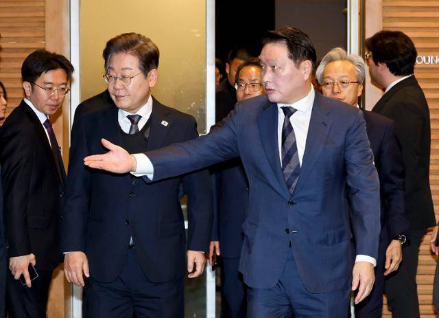 이재명(왼쪽 두 번째) 대통령이 더불어민주당 대선 후보 시절이던 5월 8일 서울 중구 대한상공회의소에서 열린 대선 후보 초청 경제5단체장 간담회에서 최태원(세 번째) 대한상공회의소 회장의 안내를 받고 있다. 뉴시스