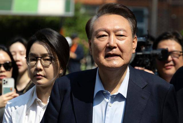 윤석열 전 대통령과 김건희 여사가 제21대 대통령 선거일인 3일 오전 서울 서초구 원명초등학교에 마련된 서초4동 제3투표소에서 투표를 마치고 차량으로 이동하고 있다. 뉴스1