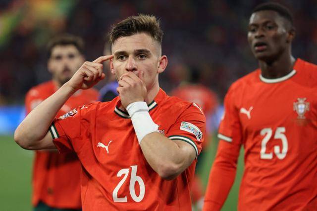 프란시스쿠 콘세이상이 5일 독일 뮌헨의 알리안츠 아레나에서 열린 독일과 포르투갈의 2024~25시즌 유럽축구연맹(UEFA) 네이션스리그 준결승전에서 후반 환상적인 원더골로 1-1 균형을 맞춘 뒤 세리머니를 하고 있다. 뮌헨=AFP 연합뉴스