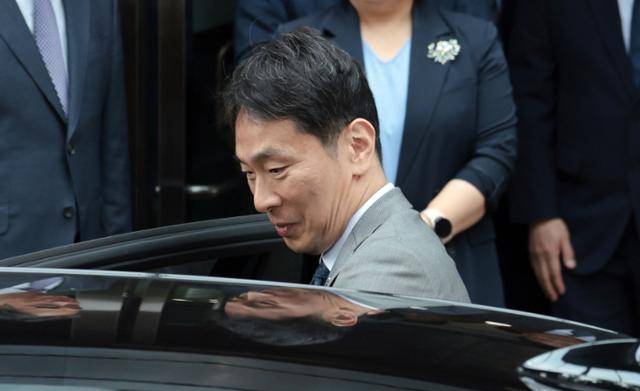 이복현 금융감독원장이 5일 서울 여의도 금감원에서 이임식을 마친 뒤 차량에 탑승하고 있다. 연합뉴스