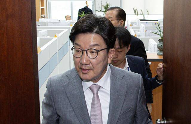 권성동 국민의힘 원내대표가 5일 김용태 비상대책위원장 등과 회동 후 비대위원장실을 나서고 있다. 뉴스1