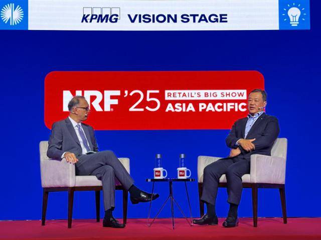 김상현(오른쪽) 롯데쇼핑 총괄대표 부회장은 3일 싱가포르에서 열린 'NRF 빅쇼 APAC 2025'에서 현지 최대 유통 기업 ‘페어프라이스’ 그룹의 비풀 차울라 CEO와 롯데의 유통 혁신을 주제로 대담하고 있다. 롯데쇼핑 제공