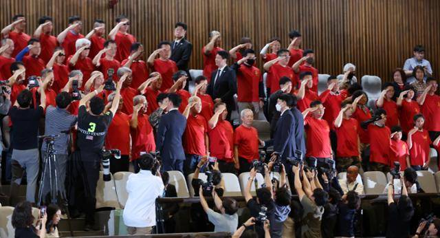 5일 서울 여의도 국회에서 열린 제426회 국회(임시회) 제1차 본회의에서 순직해병수사방해및사건은폐등의진상규명을위한특별검사의임명등에관한법률안이 통과되자 해병대 예비역연대 회원들이 거수경례를 하고 있다. 뉴시스