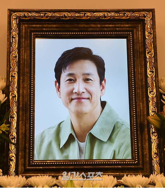 배우 故 이선균의 빈소가 27일 서울대학교병원 장례식장에 마련됐다. 향년 48세. 이선균은 지난 10월부터 마약류 관리에 관한 법률상 대마·향정 혐의로 경찰 조사를 세 차례 받았다. 지난 23일 세 번째 경찰 출석 이후 나흘 만인 27일 오전 서울 종로구의 한 공원에서 숨진 채 발견됐다. 발인은 29일, 장지는 전남 부안군 선영이다. 사진=사진공동취재단 /2023.12.27/