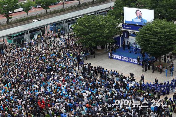 이재명 대통령이 더불어민주당 대선 후보 시절인 2일 오후 경기도 성남시 야탑역 광장에서 열린 선거유세에서 지지를 호소하고 있다.
