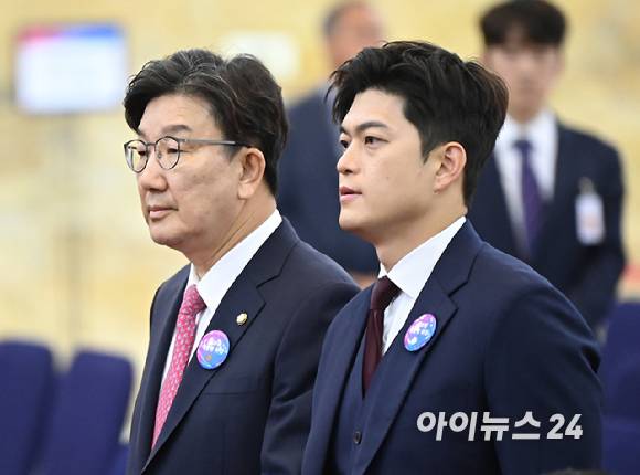 국민의힘 김용태 비상대책위원장과 권성동 원내대표가 4일 오전 서울 여의도 국회의사당에서 열린 제21대 대통령 취임선서에 참석하고 있다. [사진=곽영래 기자]