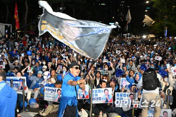 3일 이재명 대통령 후보 당선이 확정되자 서울 여의도 국회앞에 마련된 더불어민주당의 국민개표방송시청 현장에 지지자들이 환호하고 있다. [사진=곽영래 기자]