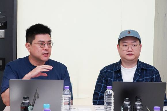 김동선 NHN 이사(좌측)와 정중재 NHN 게임사업실장. [사진=NHN]