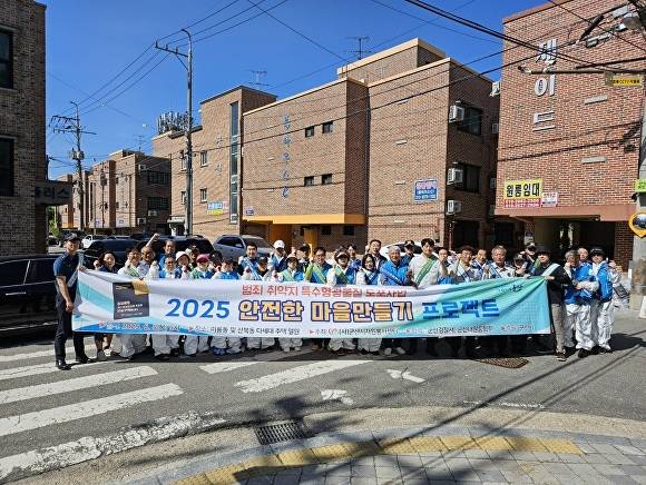 특수형광 안심 골목길 조성에 나선 군산지자원봉사센터 봉사자들 [사진=군산시 ]