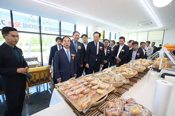 심민 군수 등이 사선대 임실엔치츠하우스 오픈식을 마친 뒤 내부 매장을 둘러보고 있다. [사진=임실군 ]