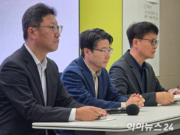 16일 오전 서울 중구 삼화타워에서 열린 SK텔레콤 유심 일부 정보 유출 관련 데일리(일일) 브리핑에서 주요 관계자들이 취재진과 일문일답을 진행하고 있다. [사진=안세준 기자]