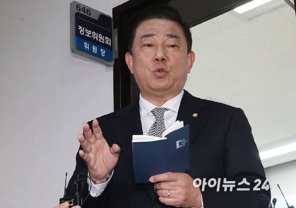 국회 정보위원회 간사인 김병기 더불어민주당 의원이 6일 오후 서울 여의도 국회 정보위원회 위원장실 앞에서 홍장원 국가정보원 1차장이 윤석열 대통령의 정치인 체포 지시와 관련해 브리핑을 하고 있다. [사진=곽영래 기자]