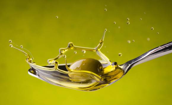 올리브유를 믹스 커피에 한 스푼 넣는 것도 좋다. 사진은 올리브유. [사진=GoodRx]