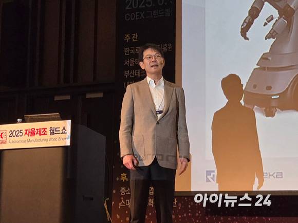 박종훈 뉴로메카 대표가 5일 '2025 자율제조 월드쇼'에 참석해 발언하고 있다. [사진=최란 기자]