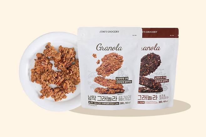 과자 대신 건강하게 섭취 가능한 간식을 목표로 개발된 납작 그래놀라 / 출처=모노무브