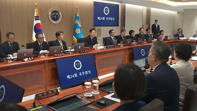 이재명 대통령이 5일 서울 용산구 대통령실 청사에서 취임 후 첫 국무회의를 주재하며 발언하고 있다. (SBS 캡처)