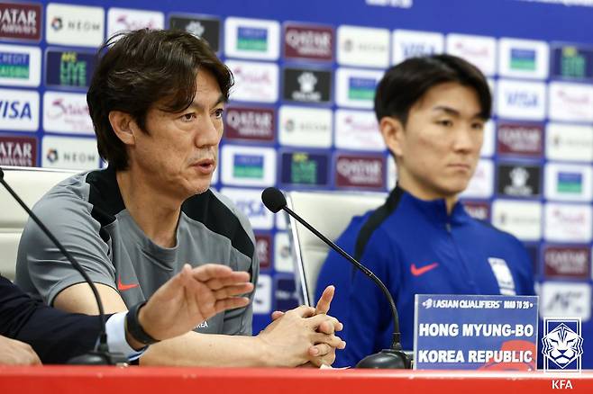 이라크 바스라국제경기장에서 열린 북중미 월드컵 아시아 3차예선 공식 기자회견에서 홍명보(왼쪽) 한국 대표팀 감독이 발언하고 있다. 오른쪽은 황인범. [사진 KFA]