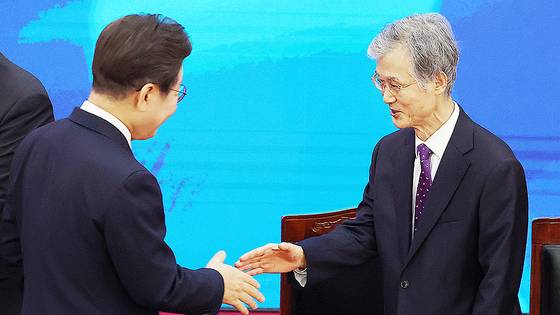 이재명 대통령이 4일 국회 로텐더홀에서 열린 취임선서에서 조희대 대법원장과 악수하고 있다. 임현동 기자